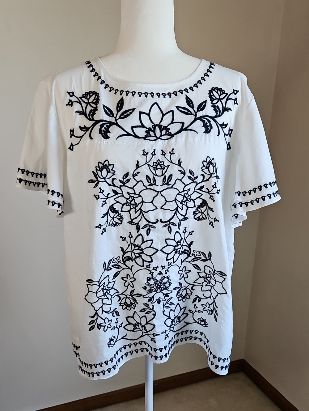 Charter Club 100% Cotton Flutter Sleeve Blouse White Blue Floràl Embroidery XL